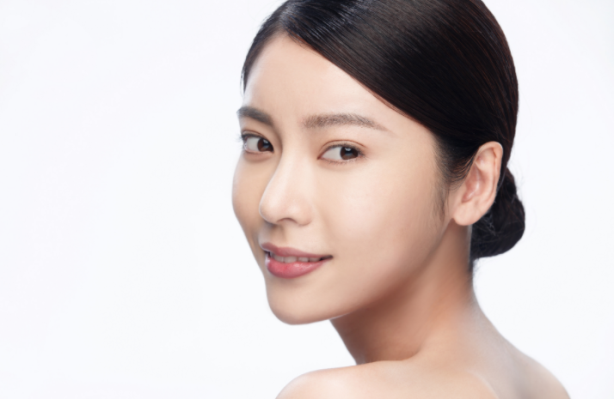 郑州广运医疗美容：颈纹是如何形成的？如何有效去除颈纹？